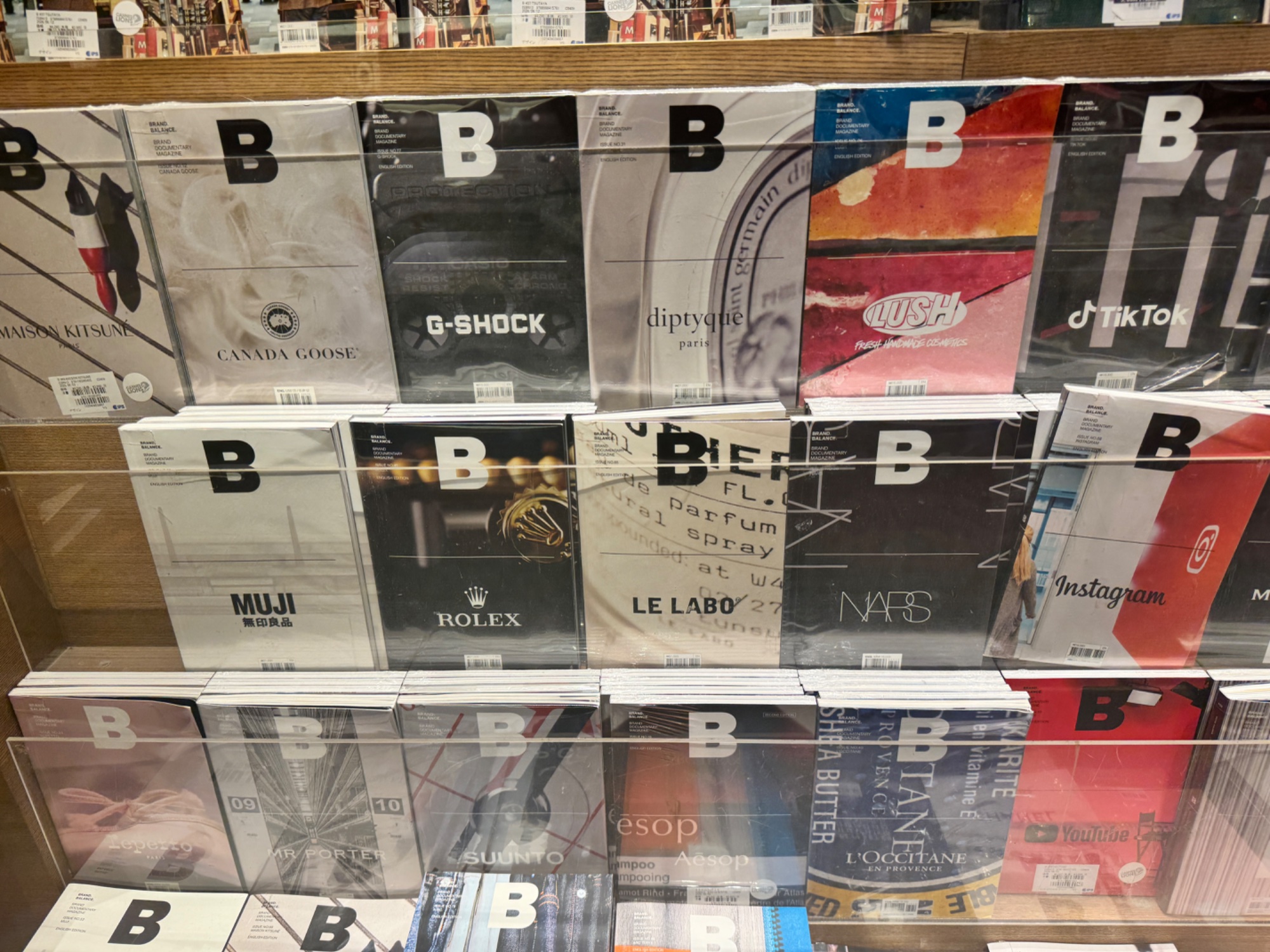 店内の棚にさまざまなデザインの雑誌や冊子が並ぶ風景